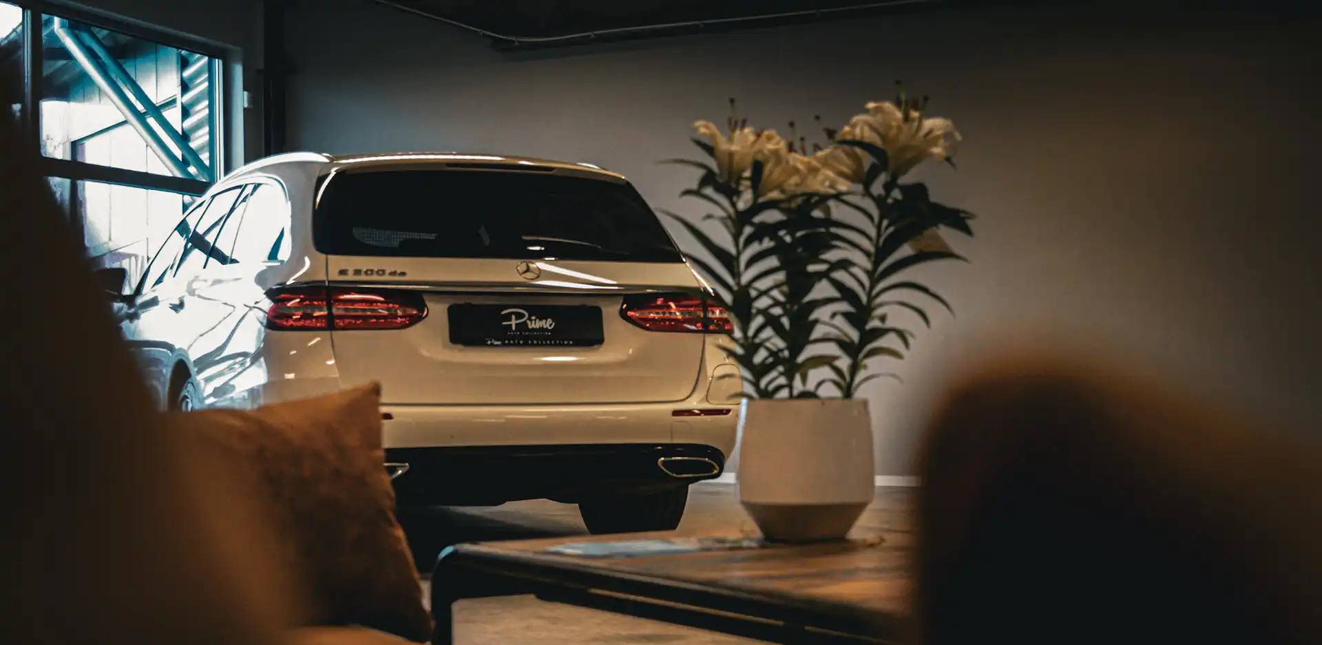 Bakänden på en vit Mercedes kombi som står hos bilhandlaren Prime i Halmstad